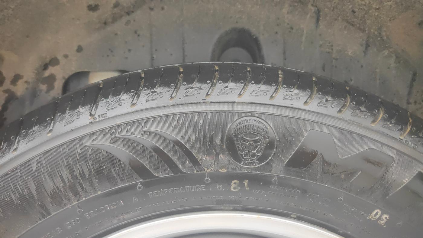 2023 Mahindra XUV300 W4 1.2 PETROL, Petrol, Manual, 13,800 km, Left Rear Tyre Tread
