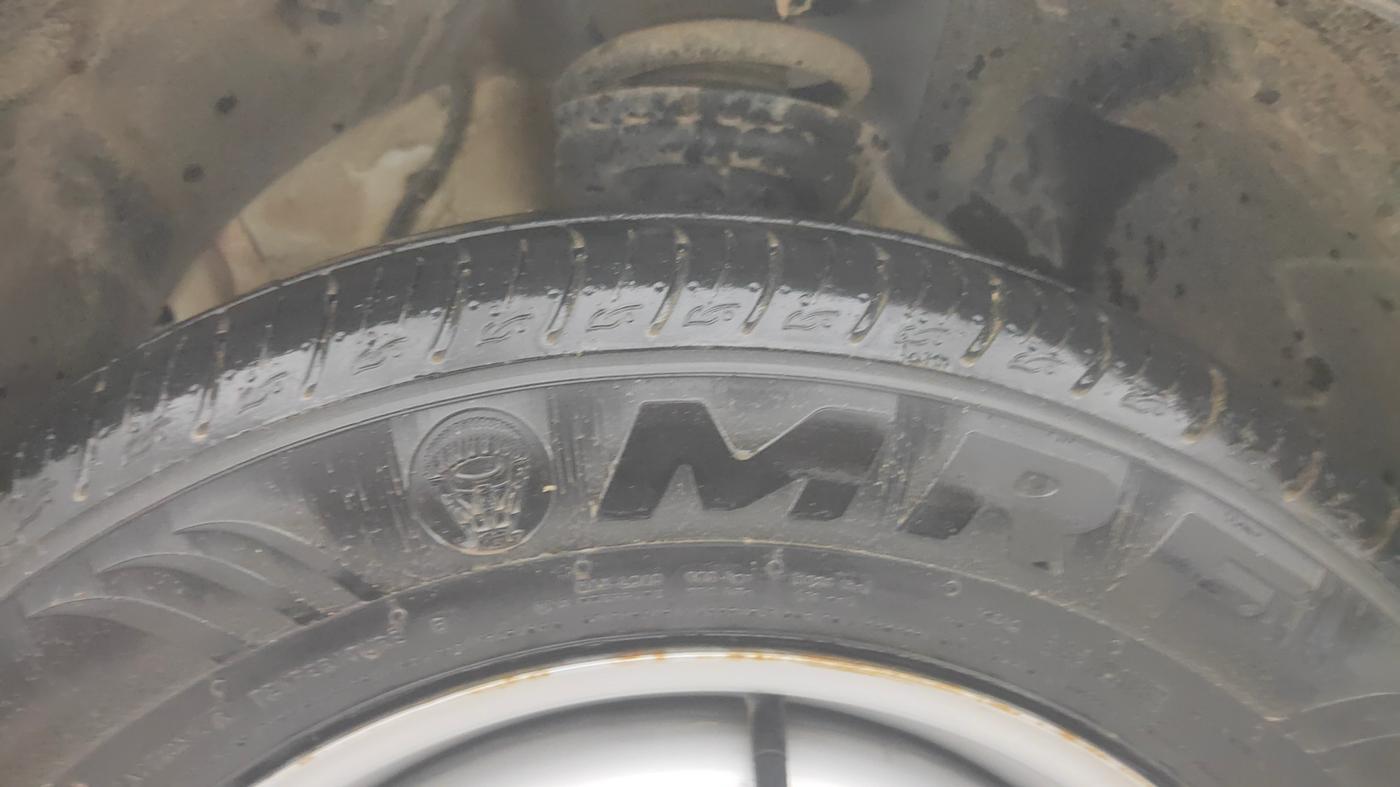 2023 Mahindra XUV300 W4 1.2 PETROL, Petrol, Manual, 13,800 km, Left Front Tyre Tread