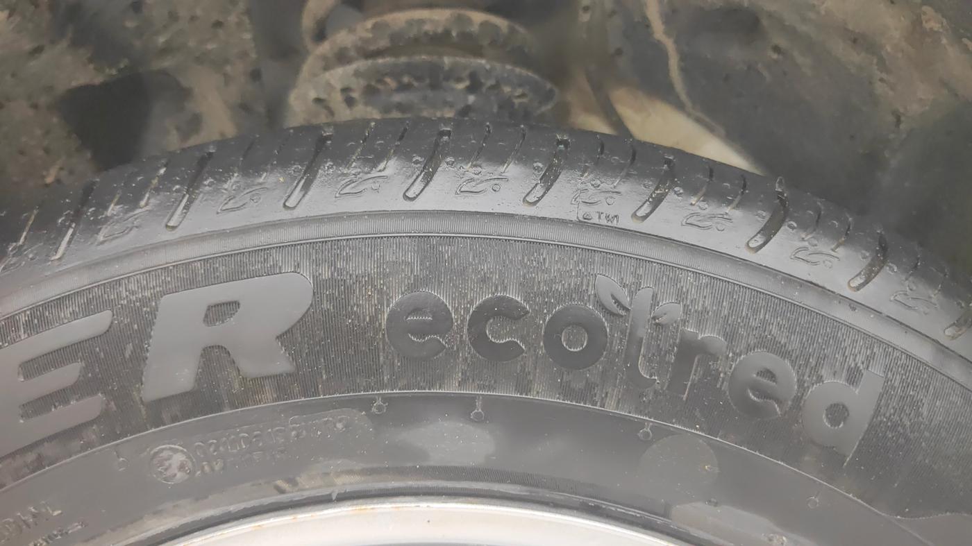 2023 Mahindra XUV300 W4 1.2 PETROL, Petrol, Manual, 13,800 km, Right Front Tyre Tread