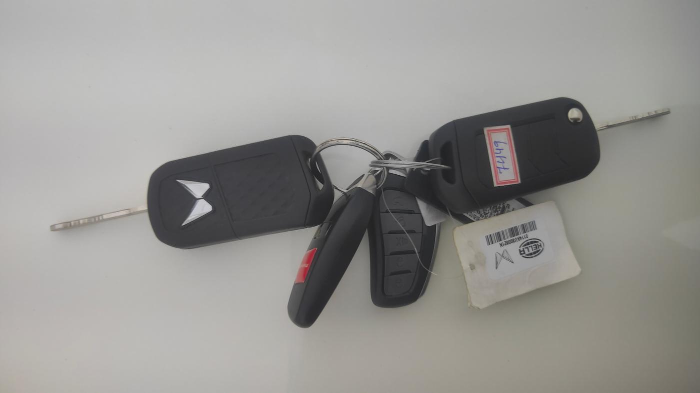 2023 Mahindra XUV300 W4 1.2 PETROL, Petrol, Manual, 13,800 km, Key Close Up