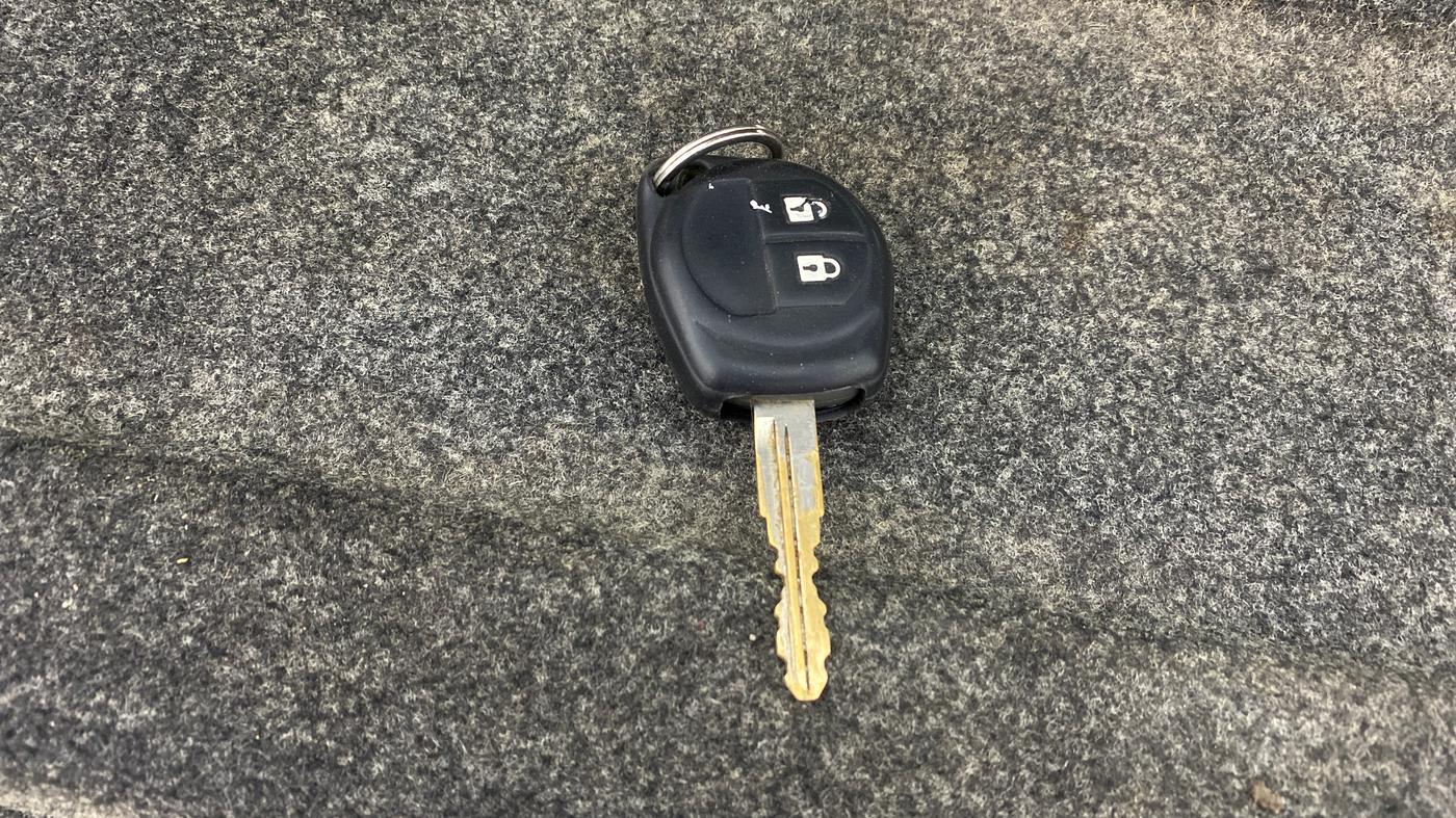 2015 Maruti Swift VXI, Petrol, Manual, 99,713 km, Key Close Up