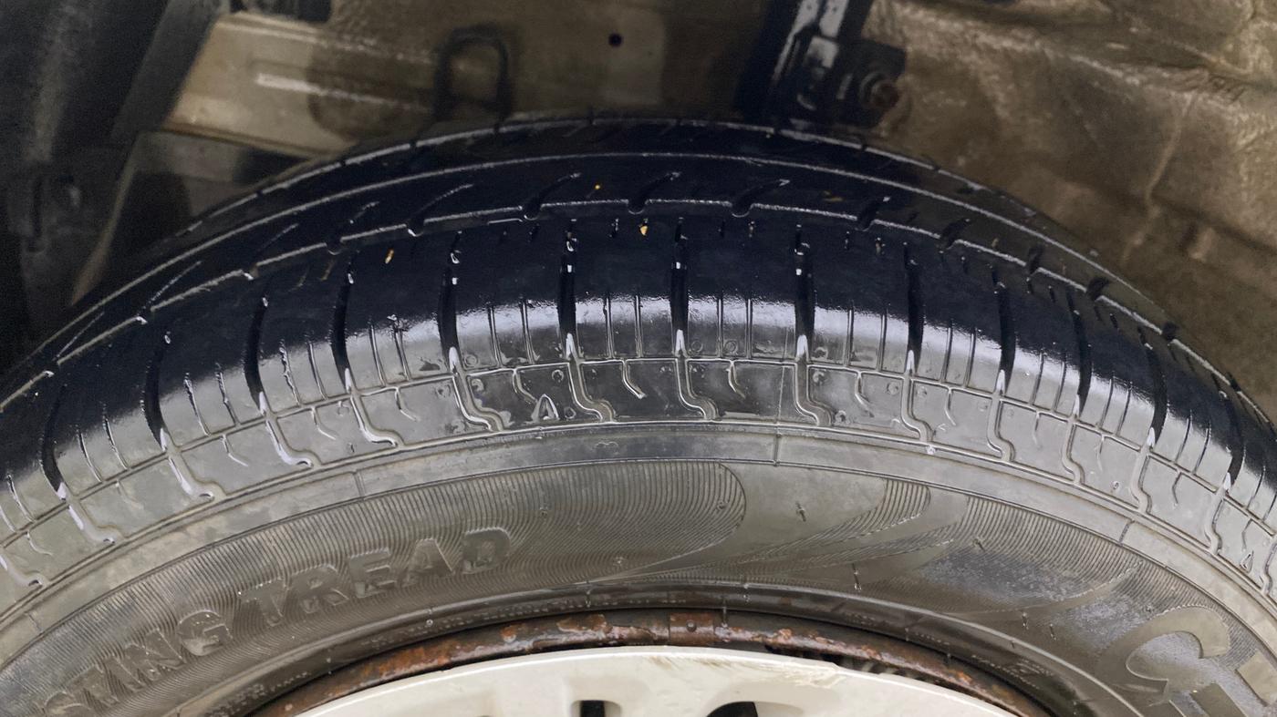 2015 Maruti Swift VXI, Petrol, Manual, 99,713 km, Left Front Tyre Tread