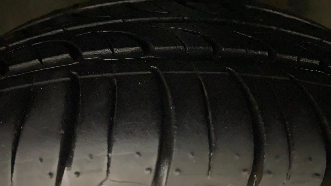2019 Skoda Octavia STYLE 1.8 TSI AT, Petrol, Automatic, 1,12,874 km, Right Front Tyre Tread