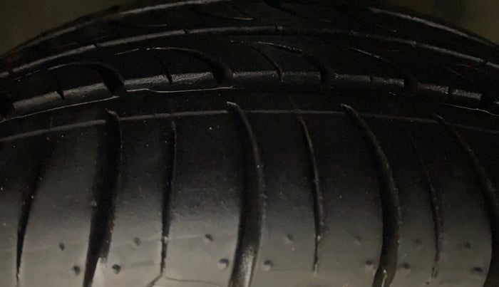 2019 Skoda Octavia STYLE 1.8 TSI AT, Petrol, Automatic, 1,12,805 km, Right Front Tyre Tread