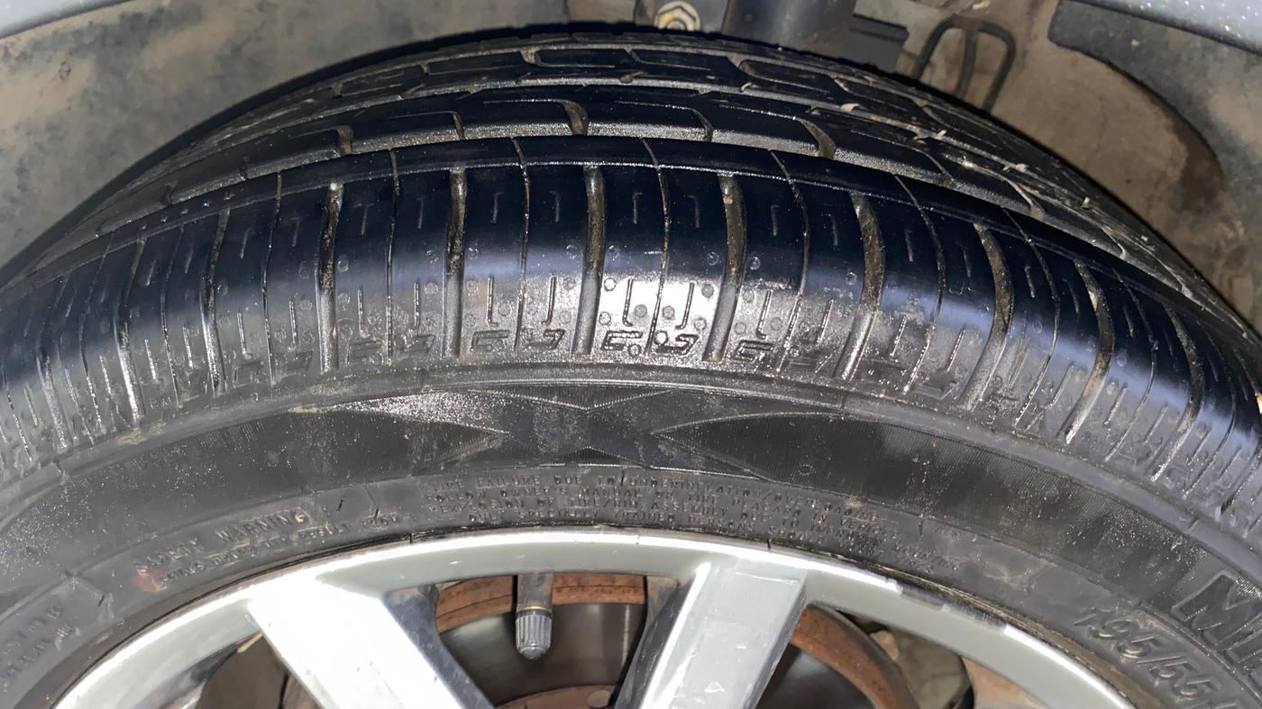 2021 Volkswagen Vento HIGHLINE PLUS 1.0L TSI AT, Petrol, Automatic, 35,599 km, Left Front Tyre Tread