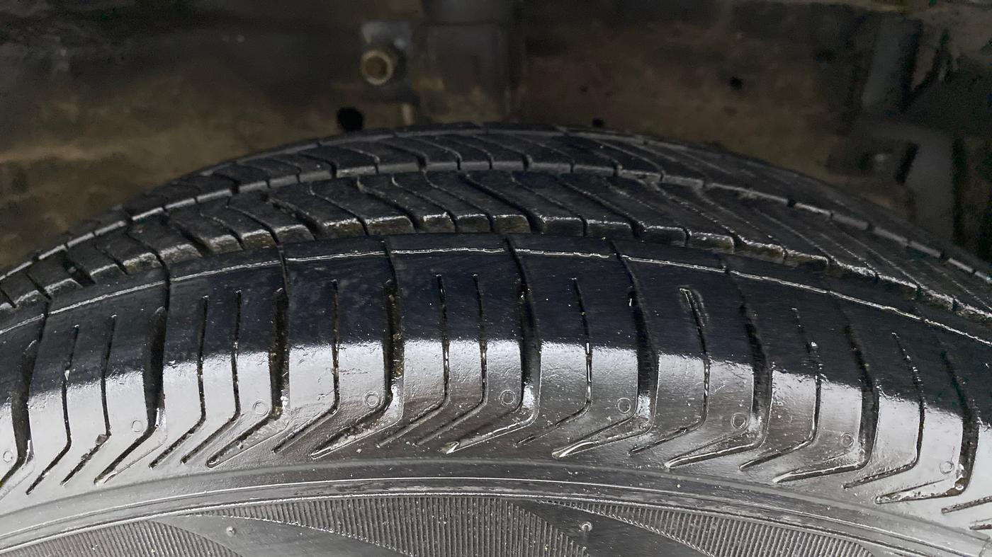 2012 Maruti Swift VXI, Petrol, Manual, 72,383 km, Right Front Tyre Tread