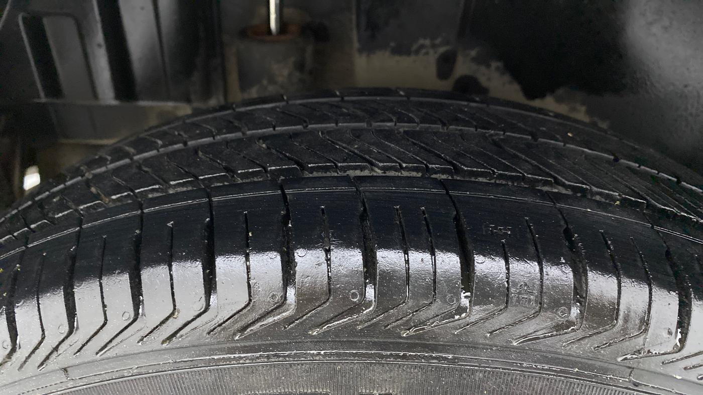 2012 Maruti Swift VXI, Petrol, Manual, 72,383 km, Right Rear Tyre Tread