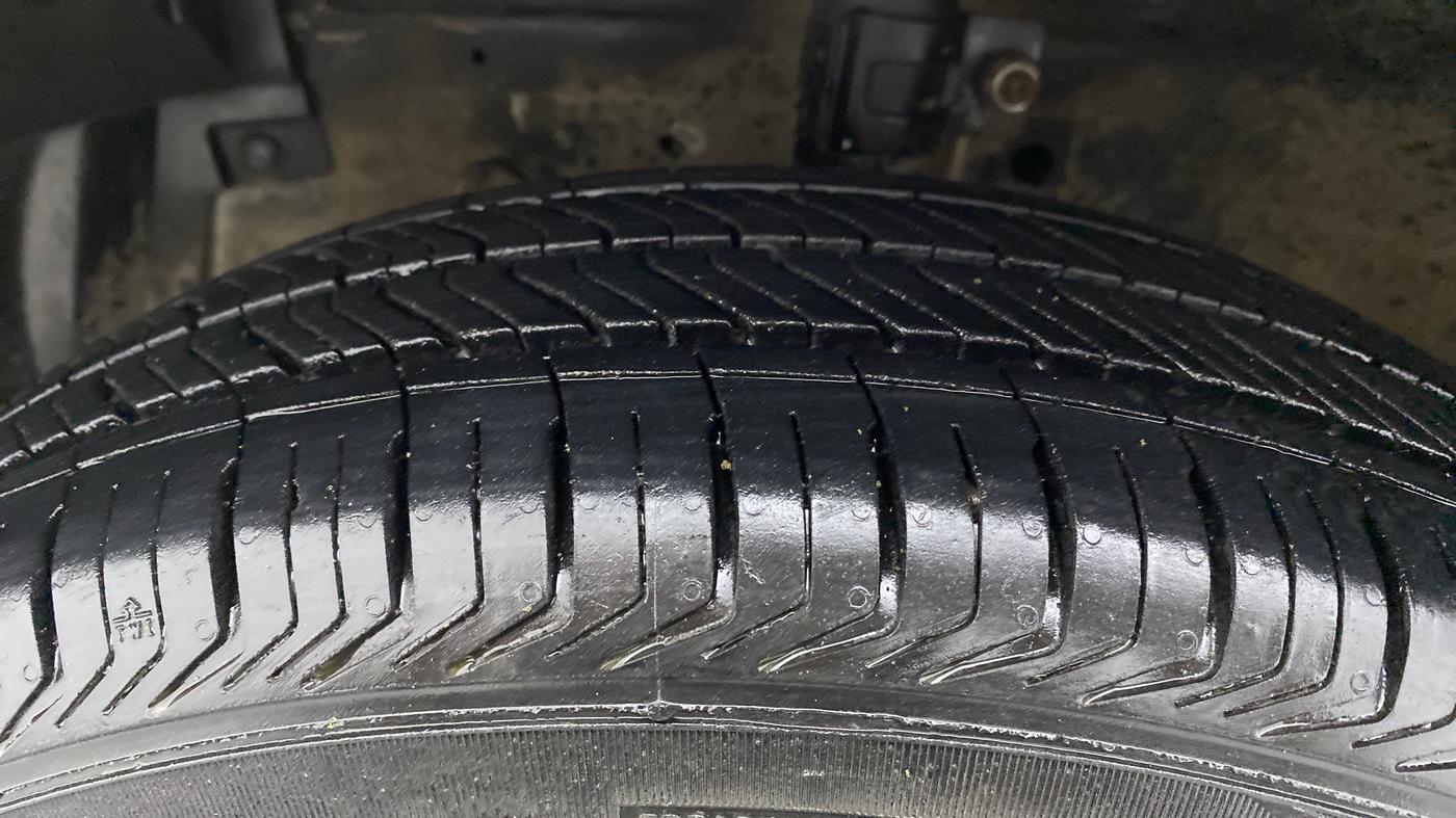 2012 Maruti Swift VXI, Petrol, Manual, 72,383 km, Left Front Tyre Tread