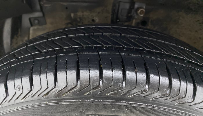 2012 Maruti Swift VXI, Petrol, Manual, 72,383 km, Left Front Tyre Tread