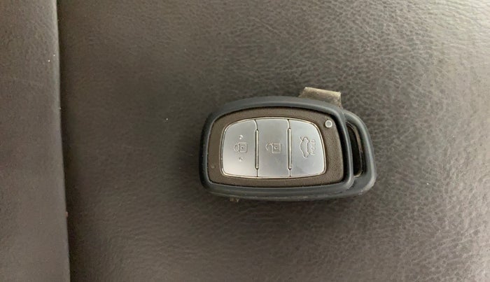 2020 Hyundai AURA SX 1.2 (O), Petrol, Manual, 1,17,159 km, Key Close Up