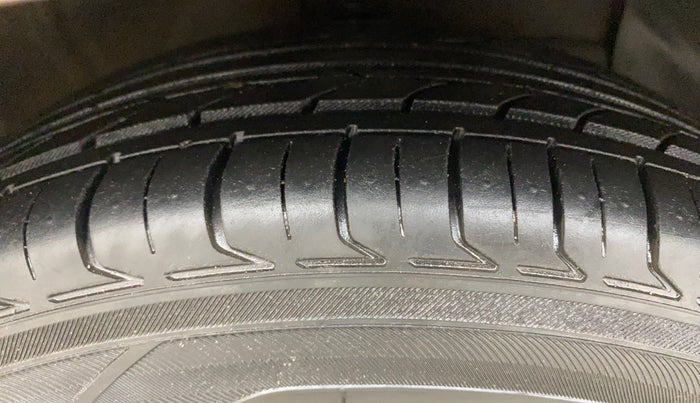 2020 Hyundai AURA SX 1.2 (O), Petrol, Manual, 1,17,159 km, Right Front Tyre Tread