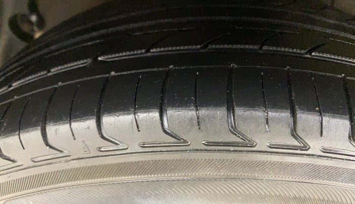 2020 Hyundai AURA SX 1.2 (O), Petrol, Manual, 1,17,159 km, Right Rear Tyre Tread