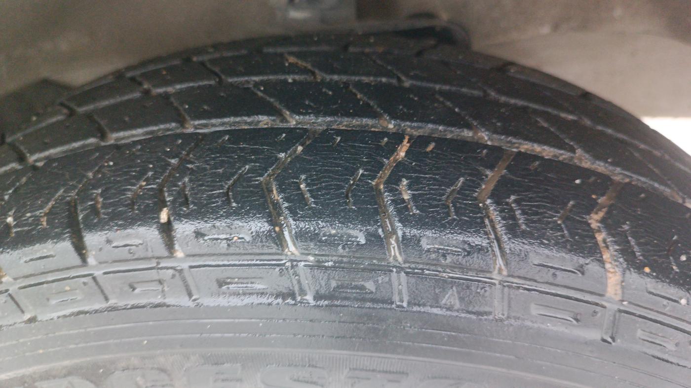 2014 Maruti Eeco 5 STR WITH A/C+HTR, Petrol, Manual, 30,295 km, Right Front Tyre Tread