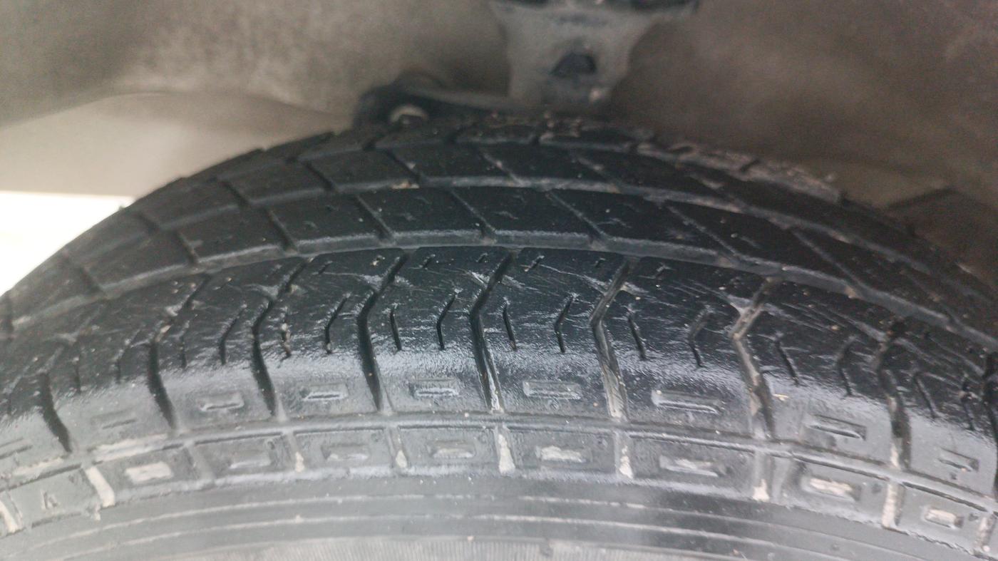 2014 Maruti Eeco 5 STR WITH A/C+HTR, Petrol, Manual, 30,295 km, Left Front Tyre Tread