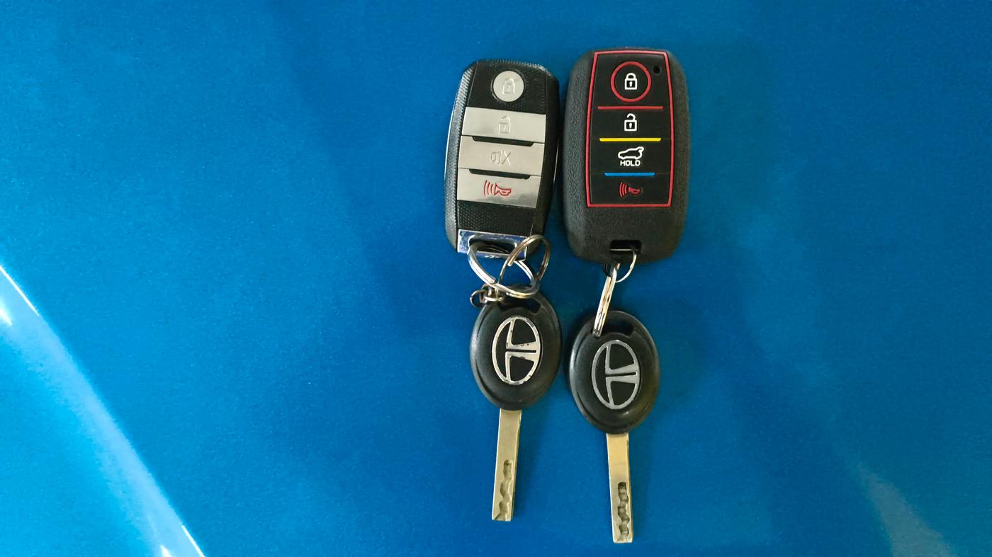 2025 Tata PUNCH PURE MT CNG, CNG, Manual, 29,502 km, Key Close Up