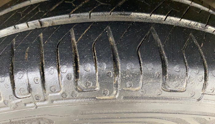 2015 Maruti Wagon R 1.0 VXI, Petrol, Manual, 44,001 km, Right Front Tyre Tread