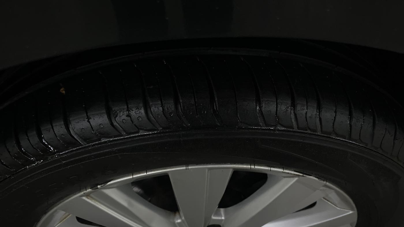 2023 Volkswagen VIRTUS HIGHLINE TSI 1.0 AT, Petrol, Automatic, 75,629 km, Right Front Tyre Tread