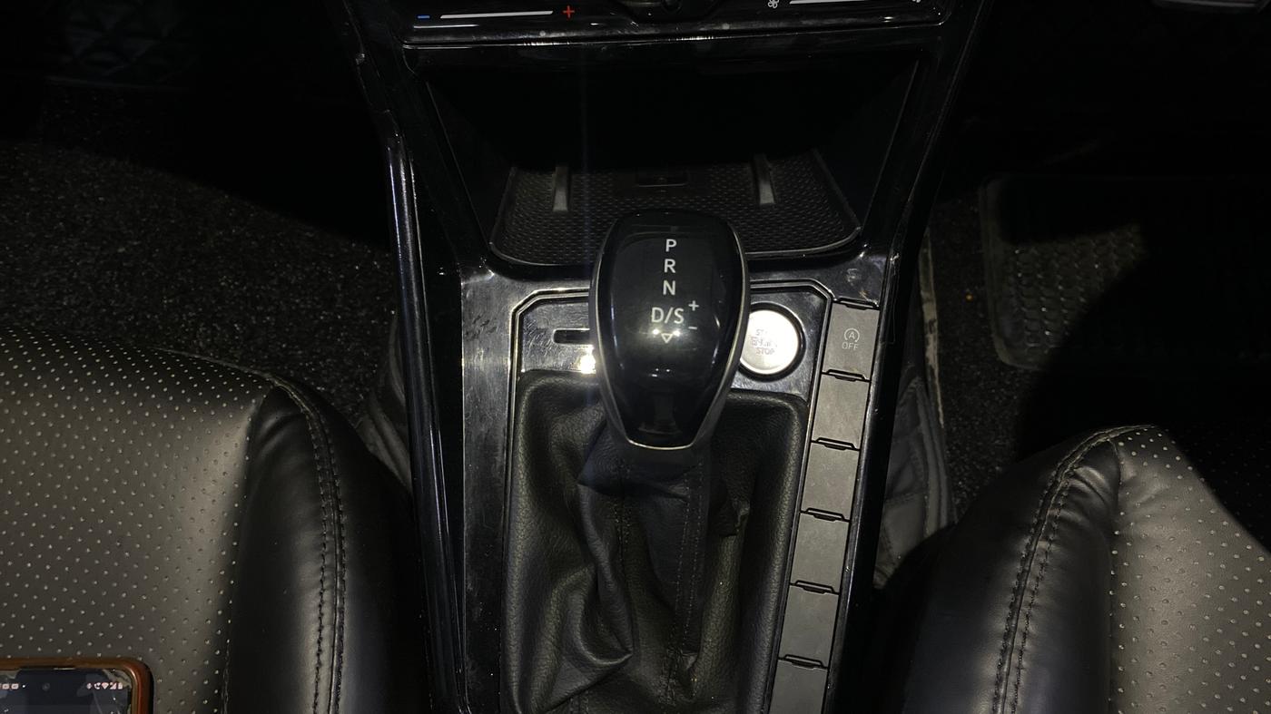2023 Volkswagen VIRTUS HIGHLINE TSI 1.0 AT, Petrol, Automatic, 75,629 km, Gear Lever
