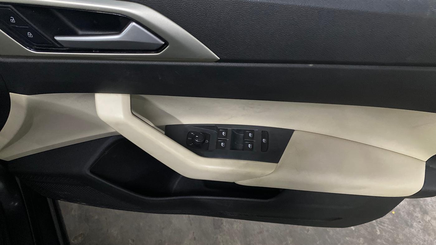 2023 Volkswagen VIRTUS HIGHLINE TSI 1.0 AT, Petrol, Automatic, 75,629 km, Driver Side Door Panels Control