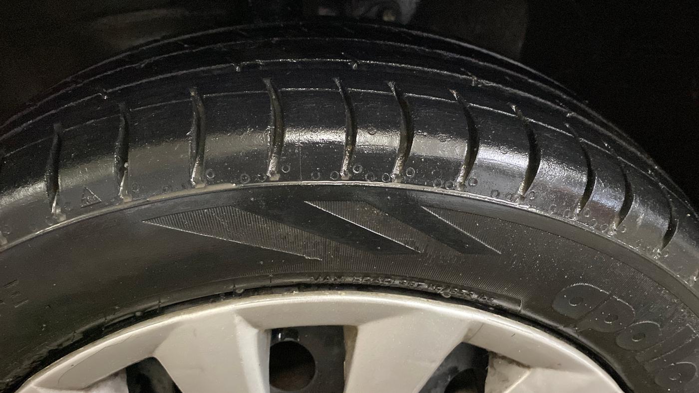 2015 Maruti Wagon R 1.0 VXI AMT, Petrol, Automatic, 62,258 km, Left Front Tyre Tread