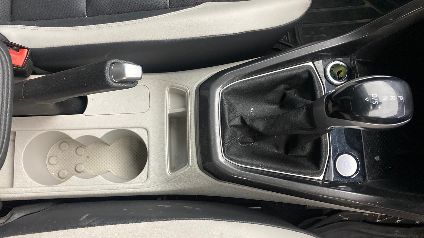 2023 Volkswagen TAIGUN TOPLINE 1.0 TSI AT, Petrol, Automatic, 50,860 km, Gear Lever