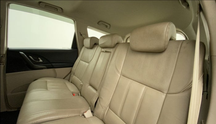 2016 Mahindra XUV500 W10, Diesel, Manual, 73,110 km, Right Side Rear Door Cabin