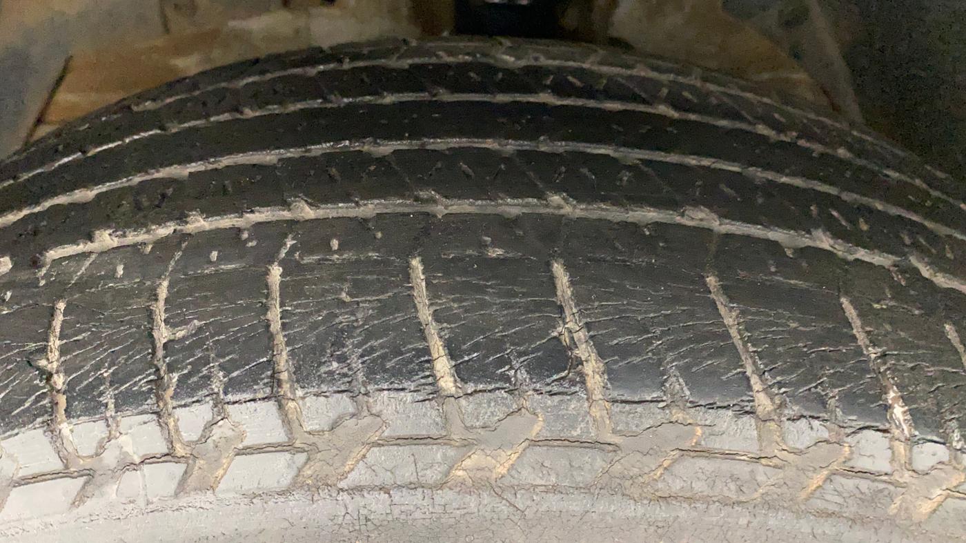 2016 Mahindra XUV500 W10, Diesel, Manual, 73,110 km, Left Front Tyre Tread