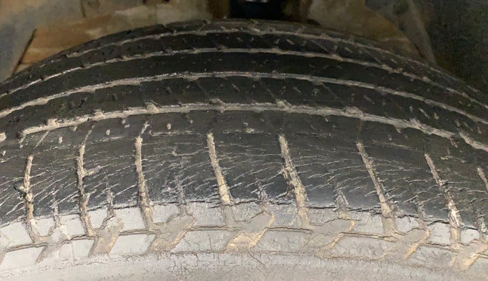 2016 Mahindra XUV500 W10, Diesel, Manual, 73,110 km, Left Front Tyre Tread
