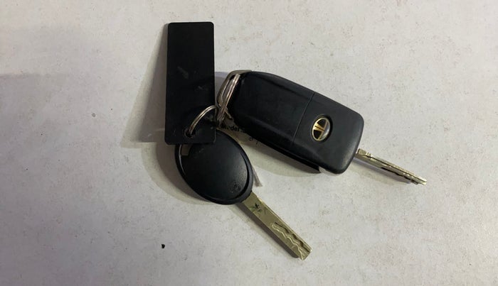 2019 Tata NEXON XM PETROL, Petrol, Manual, 1,18,744 km, Key Close Up