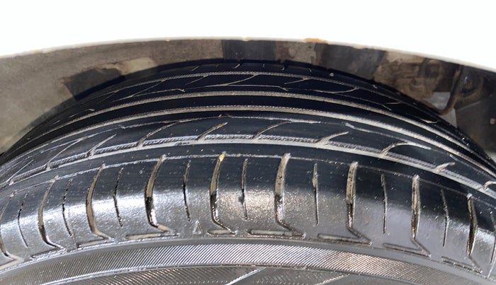 2017 Hyundai Xcent S 1.2, Petrol, Manual, 1,24,201 km, Left Rear Tyre Tread