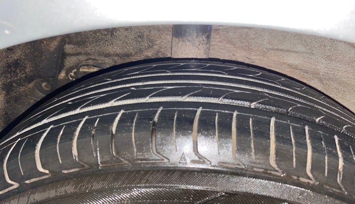 2017 Hyundai Xcent S 1.2, Petrol, Manual, 1,24,201 km, Right Rear Tyre Tread