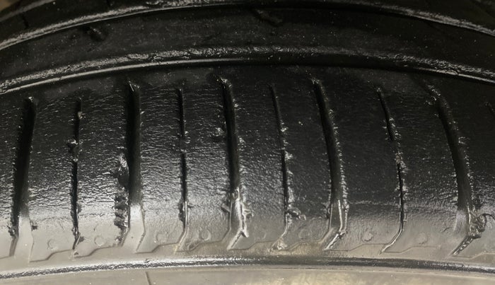 2020 Renault TRIBER RXZ, Petrol, Manual, 30,005 km, Right Front Tyre Tread