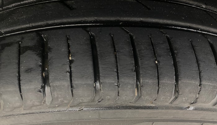 2020 Renault TRIBER RXZ, Petrol, Manual, 30,005 km, Right Rear Tyre Tread