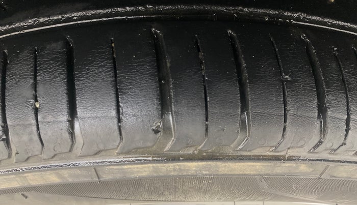 2020 Renault TRIBER RXZ, Petrol, Manual, 30,005 km, Left Rear Tyre Tread