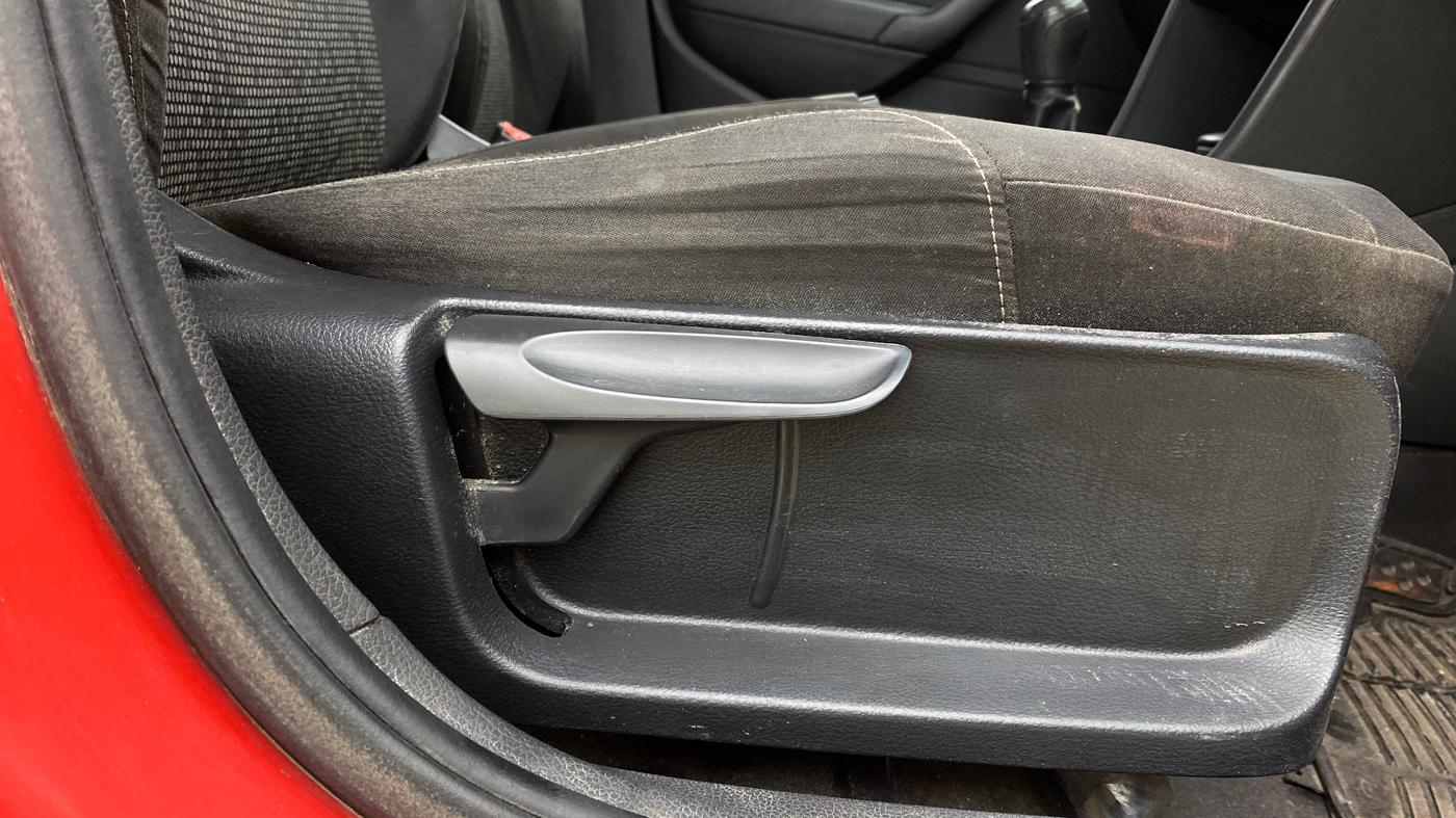 2015 Volkswagen Polo COMFORTLINE 1.2L, Petrol, Manual, 1,36,870 km, Driver Side Adjustment Panel
