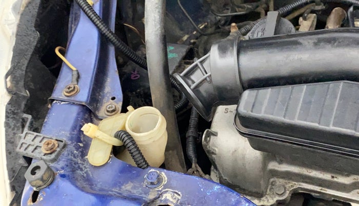 2013 Maruti Swift VXI, Petrol, Manual, 80,928 km, Front windshield - Wiper bottle cap missing