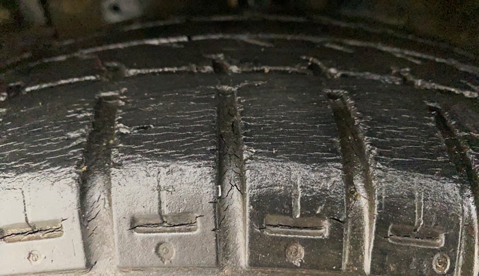 2013 Maruti Swift VXI, Petrol, Manual, 80,928 km, Left Front Tyre Tread