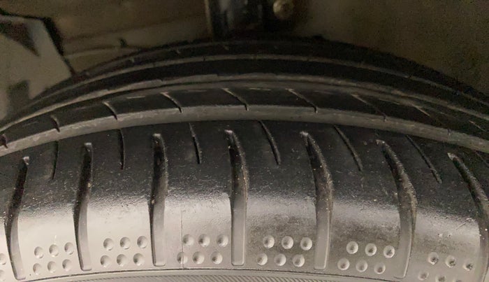 2015 Maruti Ciaz ZDI SHVS, Diesel, Manual, 38,714 km, Left Front Tyre Tread
