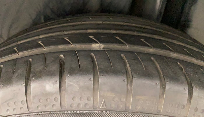 2015 Maruti Ciaz ZDI SHVS, Diesel, Manual, 38,714 km, Left Rear Tyre Tread