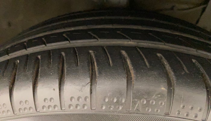 2015 Maruti Ciaz ZDI SHVS, Diesel, Manual, 38,714 km, Right Front Tyre Tread