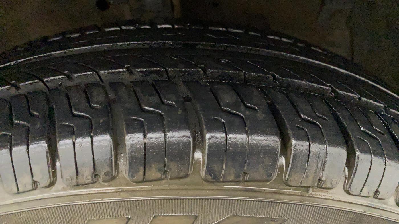 2013 Maruti Swift Dzire VXI, Petrol, Manual, 66,367 km, Right Front Tyre Tread