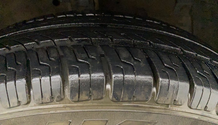 2013 Maruti Swift Dzire VXI, Petrol, Manual, 66,367 km, Right Front Tyre Tread