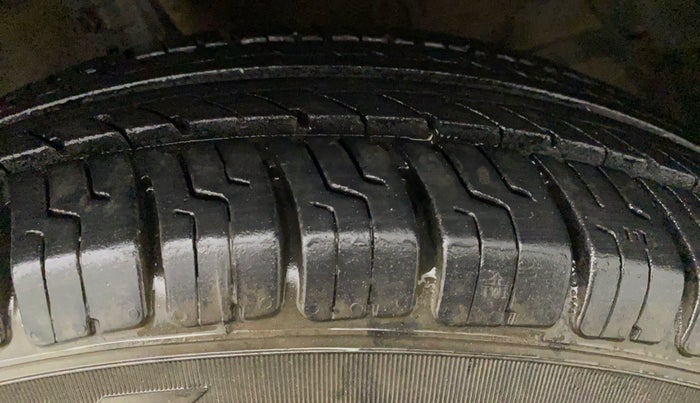 2013 Maruti Swift Dzire VXI, Petrol, Manual, 66,367 km, Left Front Tyre Tread