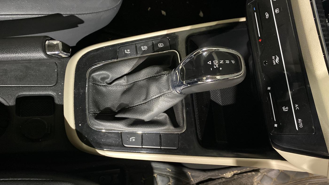2023 Skoda SLAVIA STYLE 1.0L TSI AT, Petrol, Automatic, 20,347 km, Gear Lever
