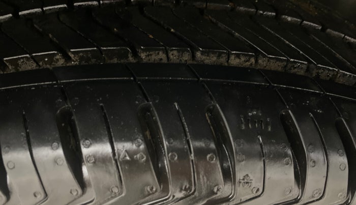 2017 Maruti Swift ZXI, Petrol, Manual, 74,279 km, Right Rear Tyre Tread