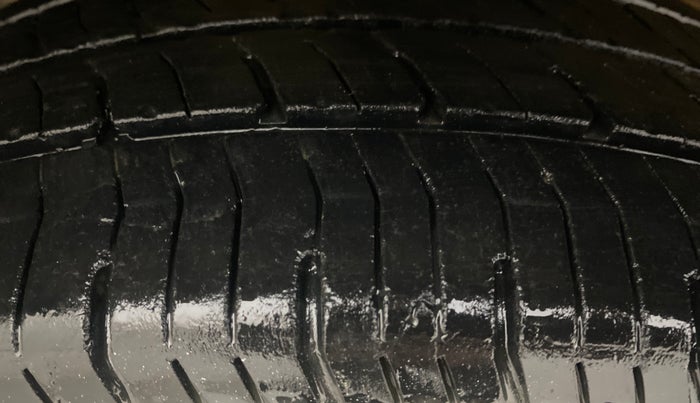 2017 Maruti Swift ZXI, Petrol, Manual, 74,279 km, Left Front Tyre Tread