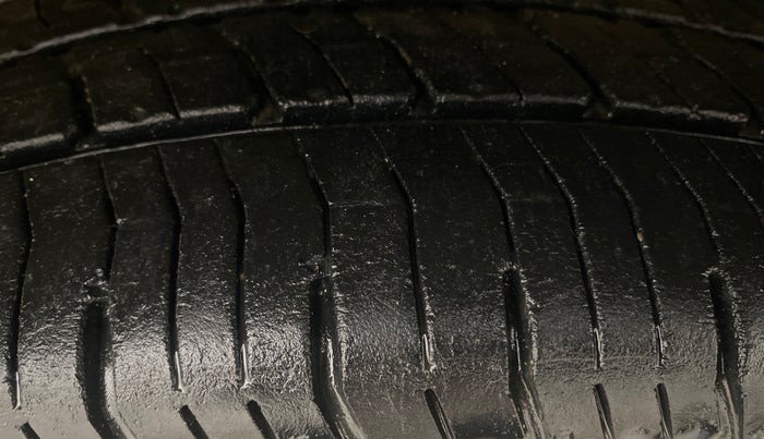 2017 Maruti Swift ZXI, Petrol, Manual, 74,279 km, Right Front Tyre Tread