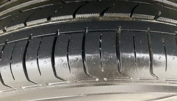 2015 Fiat Linea EMOTION 1.4 L T JET, Petrol, Manual, 52,130 km, Left Rear Tyre Tread