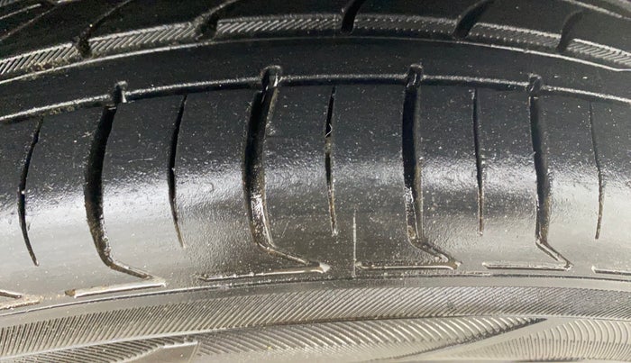 2015 Fiat Linea EMOTION 1.4 L T JET, Petrol, Manual, 52,130 km, Right Front Tyre Tread