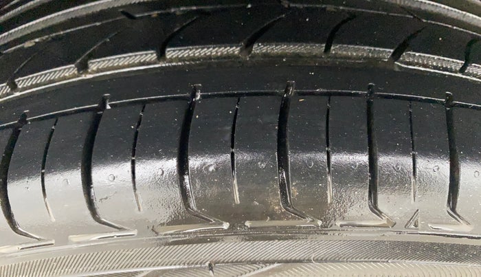 2015 Fiat Linea EMOTION 1.4 L T JET, Petrol, Manual, 52,130 km, Right Rear Tyre Tread